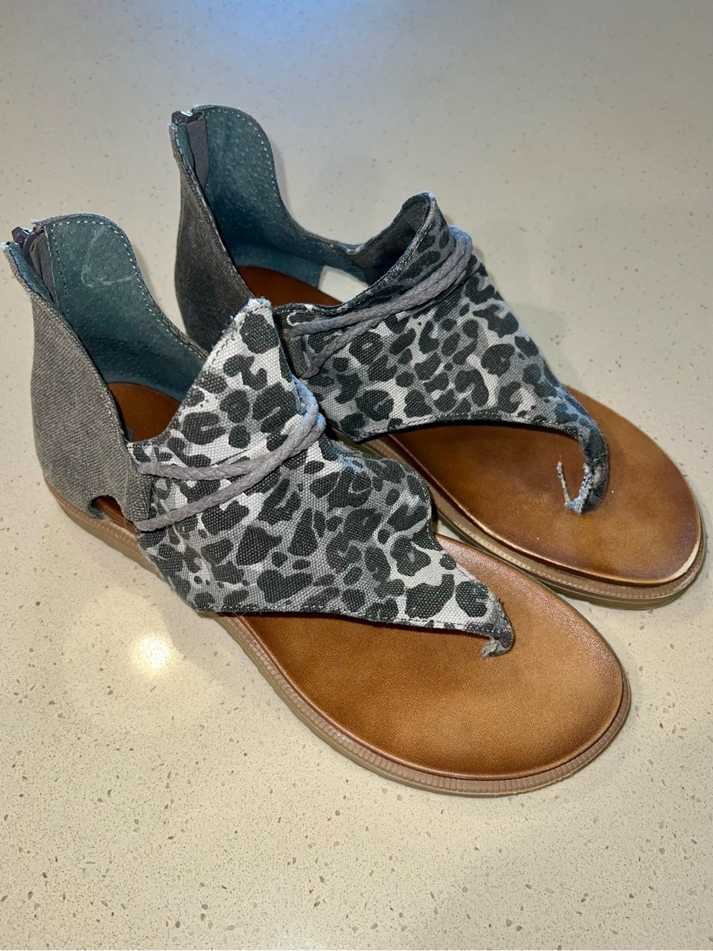 Very G Woven Leopard Print Gray Thong Zipper Back Sandals Women Size 9